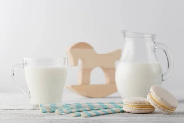 Jarra de leche y taza con macarrones — Foto de Stock