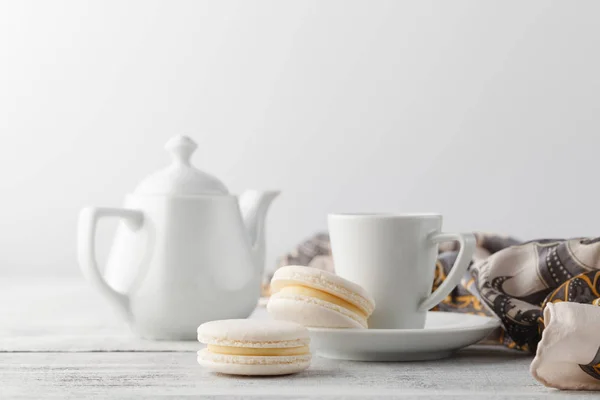 Женский завтрак на столе с чашкой чая — стоковое фото