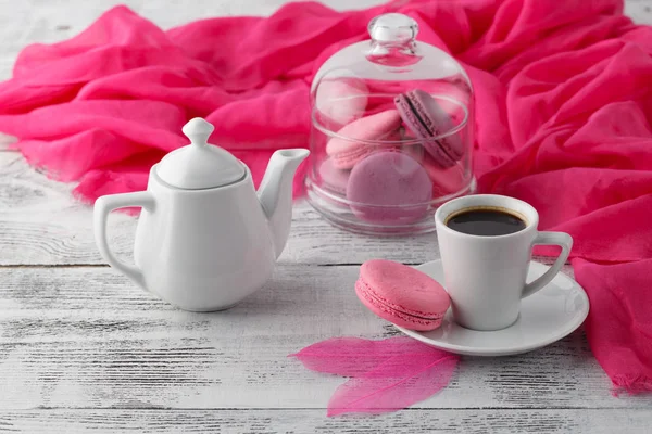 Womans breakfast with coffee cup and pink macaroons — Stock Photo, Image
