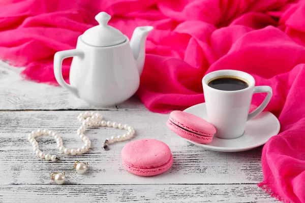 Womans breakfast with coffee cup and pink macaroons — Stock Photo, Image