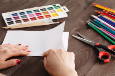 Kadın bir parça kağıt origami için eğilir