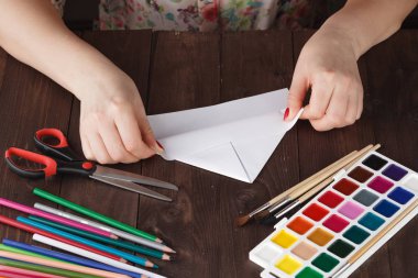 Kadın bu origami yapmak, bend kağıt levha için rakam