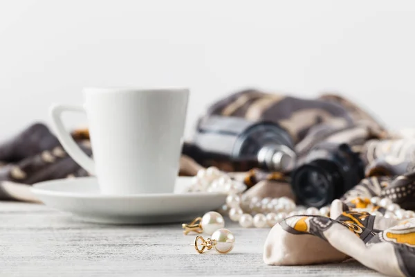 Café da manhã no café com xícara de café e cachecol na mesa — Fotografia de Stock