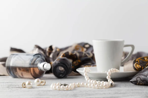 Сніданок у кафе з чашкою кави та шарфом на столі — стокове фото