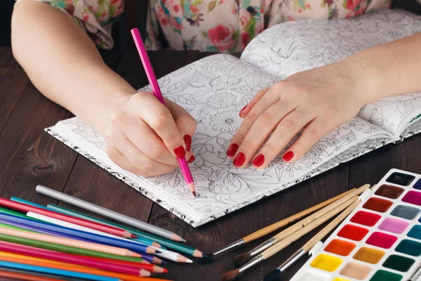 Mujer relajante mientras pinta libro para colorear para adultos — Foto de Stock