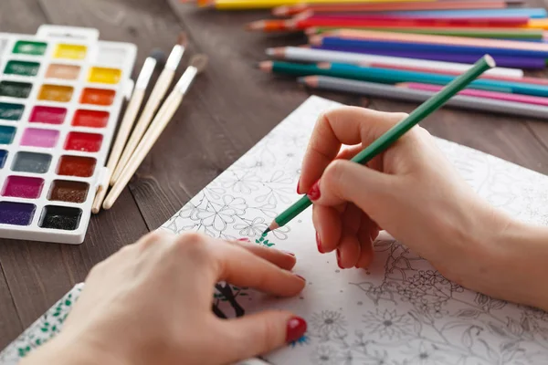 Mujer adulta aliviar el estrés pintando libro para colorear para relajarse — Foto de Stock