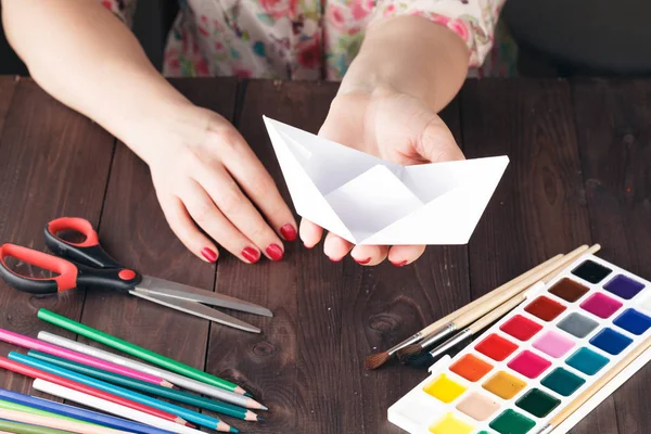 Lección femenina lista para educar hacer origami artesanal de papel — Foto de Stock