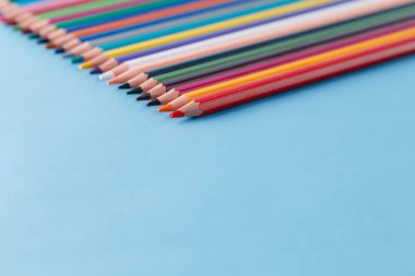Multycolor kalemler mavi arka plan üzerinde tam satır