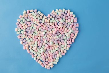 Düz mavi arka plan üzerinde renkli hatmi