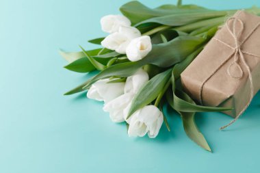 Lale ile tabloda küçük romantik hediye