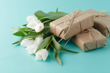 Lale ile tabloda küçük romantik hediye