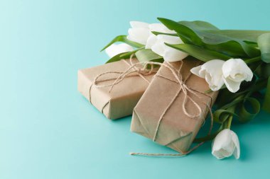 Lale ile tabloda küçük romantik hediye