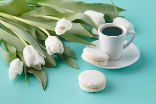 Reggeli kávé cup-fehér tulipánok a sima háttér — Stock Fotó