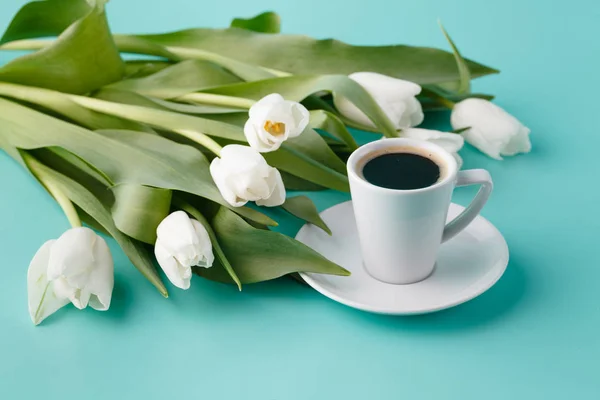 Кава і тюльпанів — стокове фото