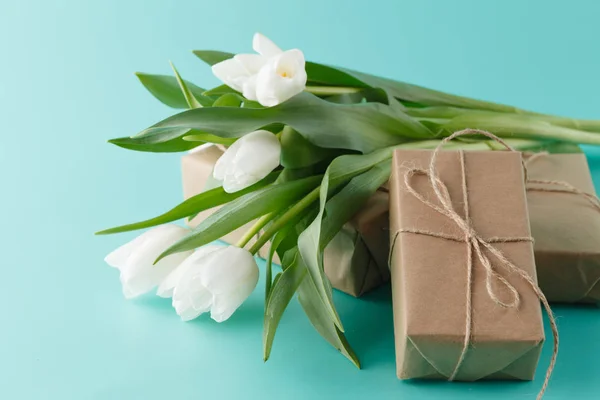 Presente de flores de primavera tulipas brancas com presentes — Fotografia de Stock