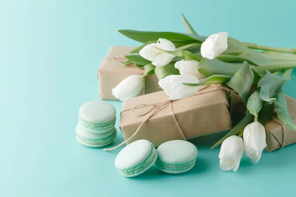 Presente de cortesia com tulipas brancas de primavera — Fotografia de Stock