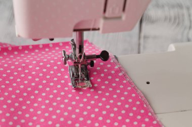 dikiş makinesi polkadot giysileri ile ayak