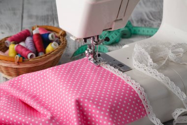dikiş makinesi polkadot giysileri ile ayak