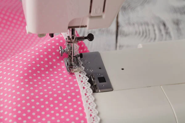 Voet van naaimachine met polkadot kleren — Stockfoto