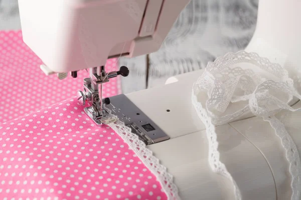 Tempo libero concetto di hobby, macchina da cucire a casa con polkadot rosa — Foto Stock