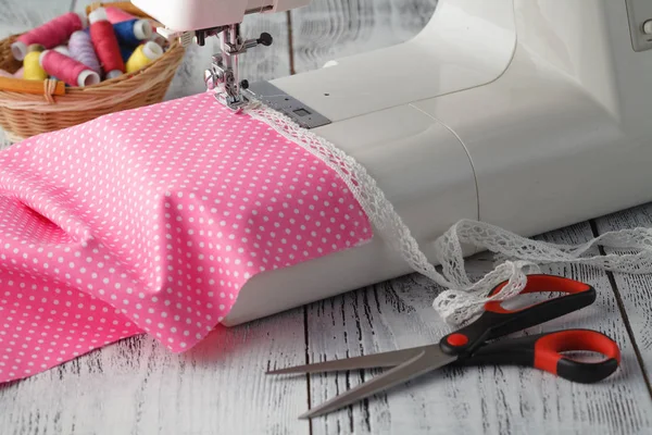 Концепция досуга, швейная машинка дома с розовым полькадотом — стоковое фото
