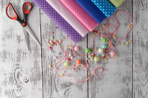 Lazer para a mulher conceptora. Grânulos na mesa com utensílios de costura — Fotografia de Stock