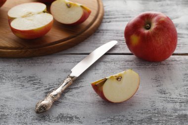 Kırmızı elma masanın üzerine dilimlenmiş Vegaterian Kahvaltı