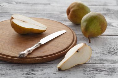 ahşap masa üzerinde taze dilimlenmiş armutlar