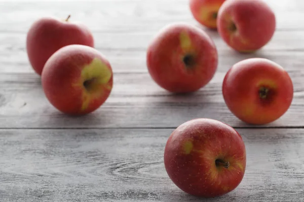 Pocas manzanas rojas en la mesa de madera — Foto de Stock