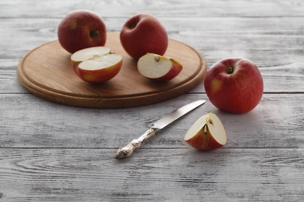 Desayuno vegetariano en rodajas de manzanas rojas en la mesa — Foto de Stock