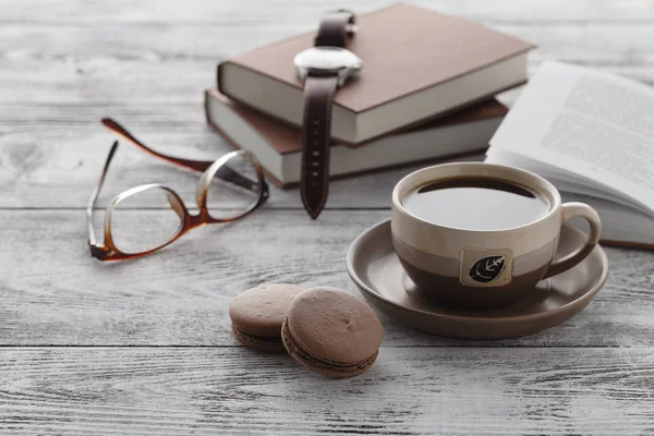 테이블에 책을 읽으면서 커피를 마시는 — 스톡 사진