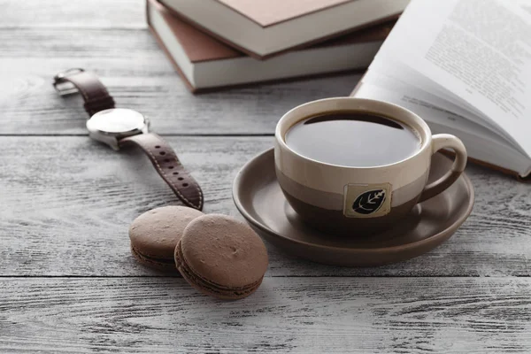 Drink coffee while reading book on table — Stock Photo, Image