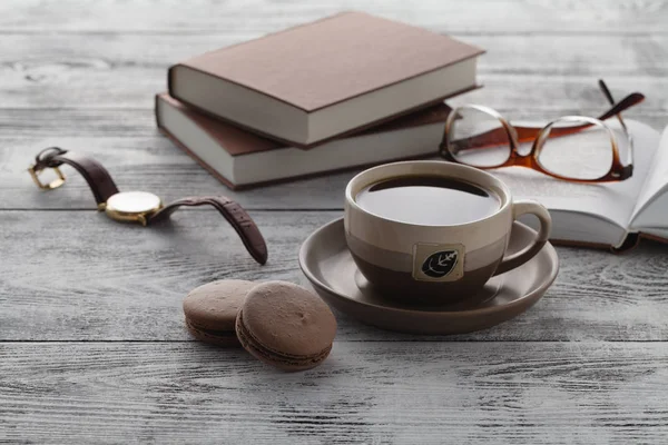 Kaffee trinken beim Lesen von Büchern auf dem Tisch — Stockfoto