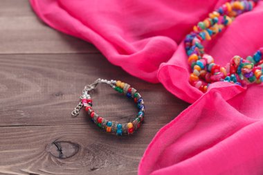 Pembe ipek şal üzerinde oryantal tarzda kolye boncuk Takı Seti