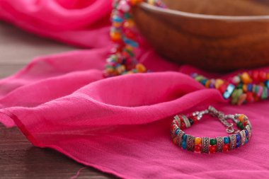 etnik mücevher Mücevherat pembe ipek şal üzerinde yatıyordu