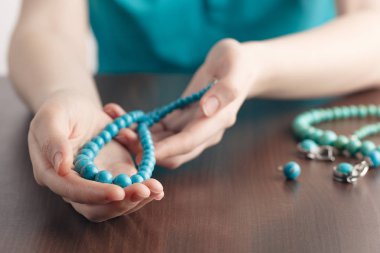 Turkuaz küpe kız elinde