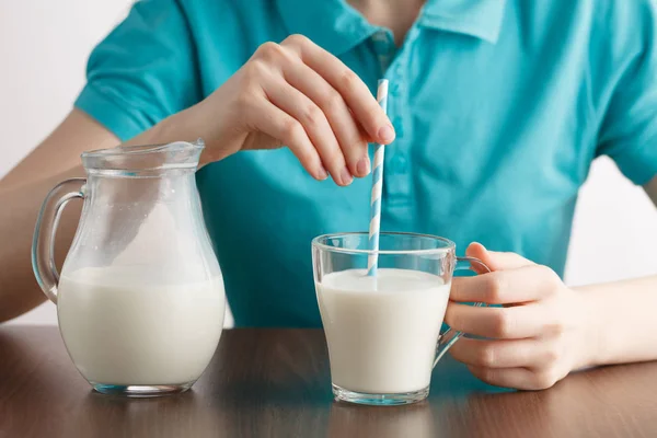 짚으로 건강 한 라이프 스타일 우유 음식 마시는 여자 — 스톡 사진