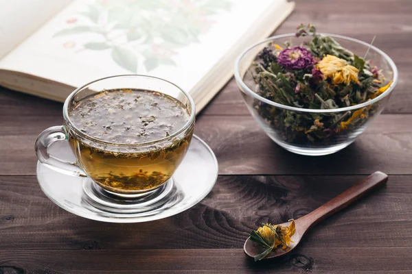 Травяной чай на деревенском деревянном столе — стоковое фото