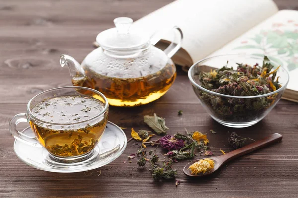 Травяной чай с бутонами роз — стоковое фото