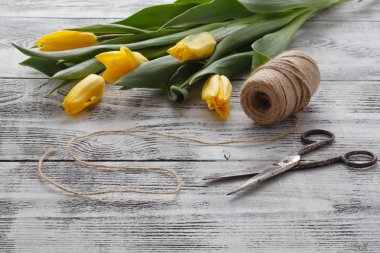 Çiçekçi çalışma alanı ile Sarı laleler sunmak için hazır