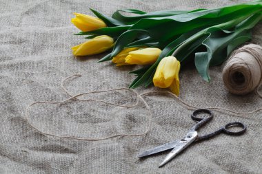 Çiçekçi çalışma alanı ile Sarı laleler sunmak için hazır