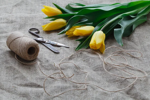 Boeket van gele tulpen maken — Stockfoto