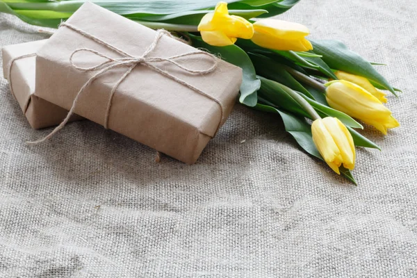 Caixa de presente com buquê de tulipas amarelas — Fotografia de Stock