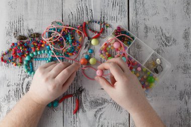 Erkek el ile ahşap boncuk kolye yapma