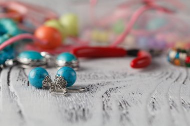 El yapımı boncuk aksesuarları yapmak