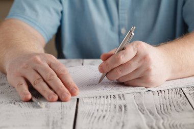 Kağıda yazı, dağınık matematik yazma sol erkeğin elini kapat, 