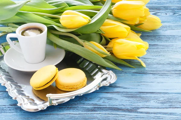 Manojo de tulipanes amarillos en la mesa con café —  Fotos de Stock