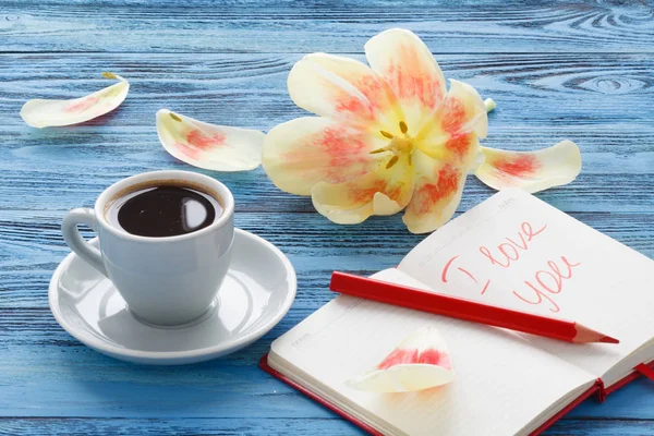 Xícara de café e caderno de lixo com a palavra "eu te amo" no — Fotografia de Stock