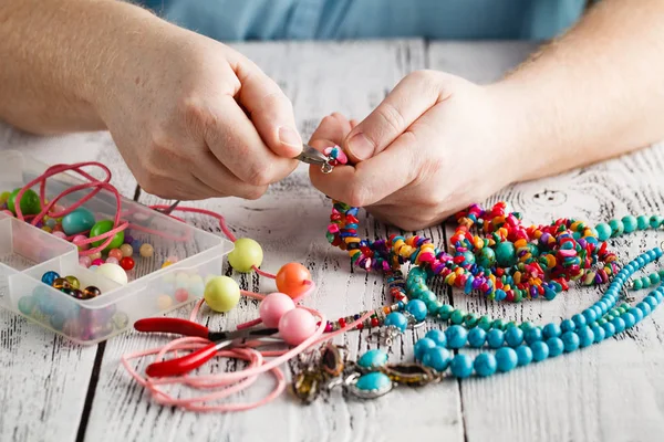 Fabricación de joyas hechas a mano, vista frontal de manos masculinas — Foto de Stock