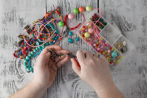 Perlas de cadena masculina en la aguja — Foto de Stock